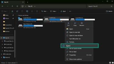 Right-click menu on folder open with the Eject option selected.